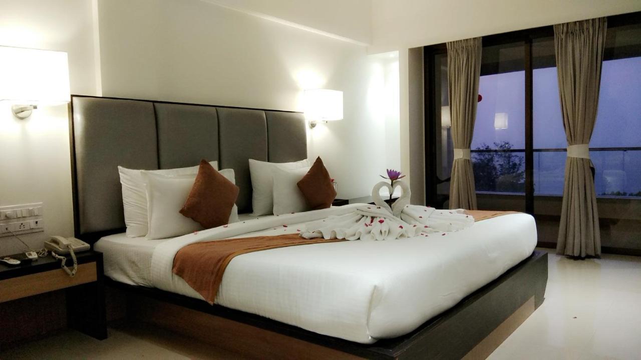 Abhishek Beach Resort And Spa Ganpatipule Exterior foto
